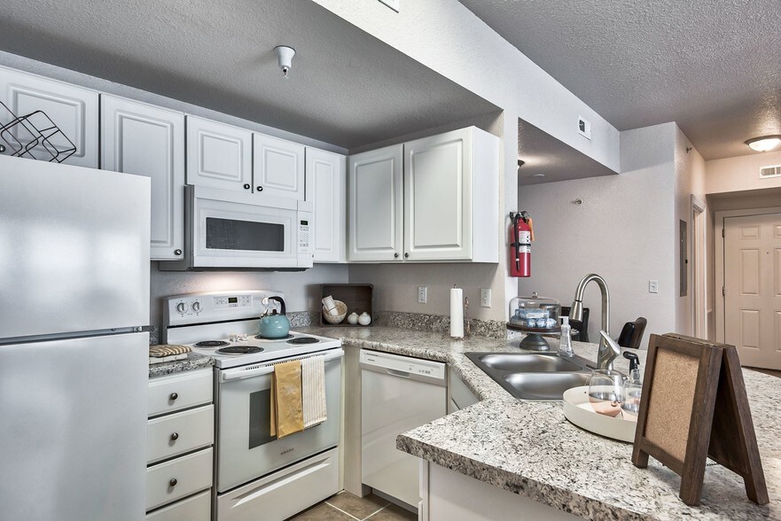 Kitchen - The Pointe on College