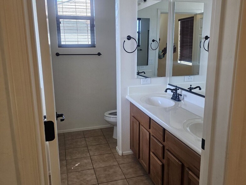 Building Photo - 7716 S 37th Way