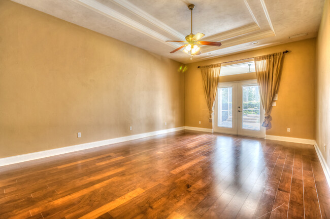 Building Photo - Stunning Pool Home in Town Park!
