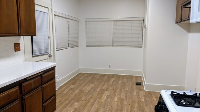 Building Photo - 3 Bedroom 1 Bath House with a Large Backya...