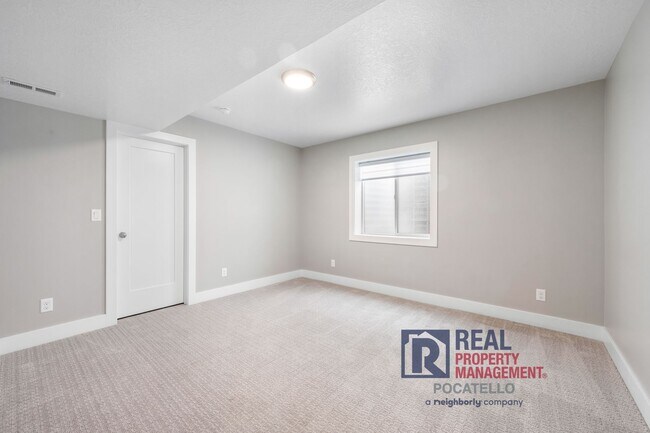 Building Photo - MOVE IN SPECIAL - Beautiful Brand New 6 be...