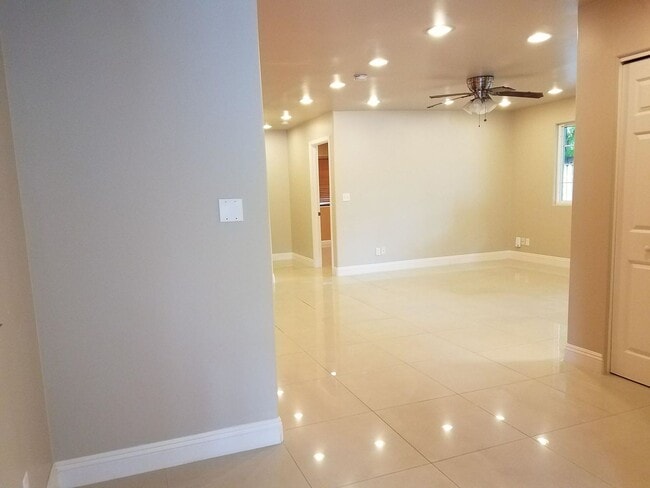 Building Photo - Pet Friendly, Ground Level, W/D, AC, Great...