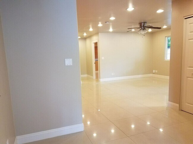 Building Photo - Pet Friendly, Ground Level, W/D, Great Location, Private fenced yard!