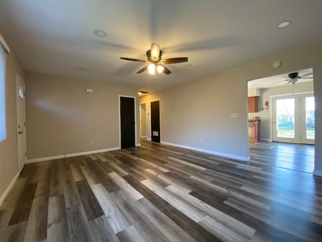 Building Photo - Welcome to this charming two-bedroom, one-bathroom double located in the heart of Springfield, OH+