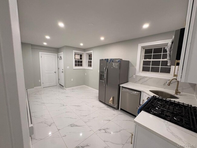 Building Photo - 2819 Schurz Ave