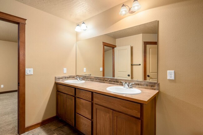 Building Photo - Great Location, Single Family Home, CDA, Pet Friendly