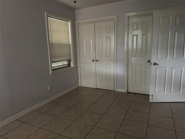 Building Photo - 11 Manor Way
