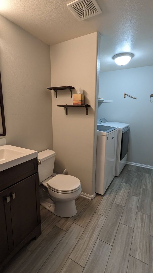 Building Photo - MODERN TWO STORY 3 BED/2.5 BATH WITH FENCE...