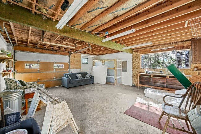 Building Photo - 3 bed 2 Bath Log Home on 2 Acres in Florissant