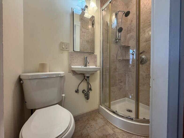 Building Photo - 208 Fuller St