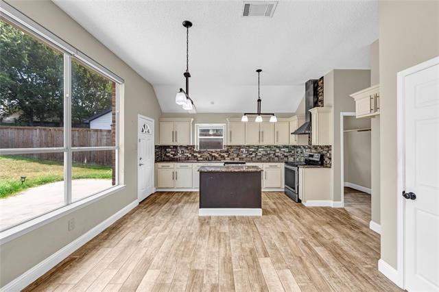 Building Photo - 900 Doral Cir