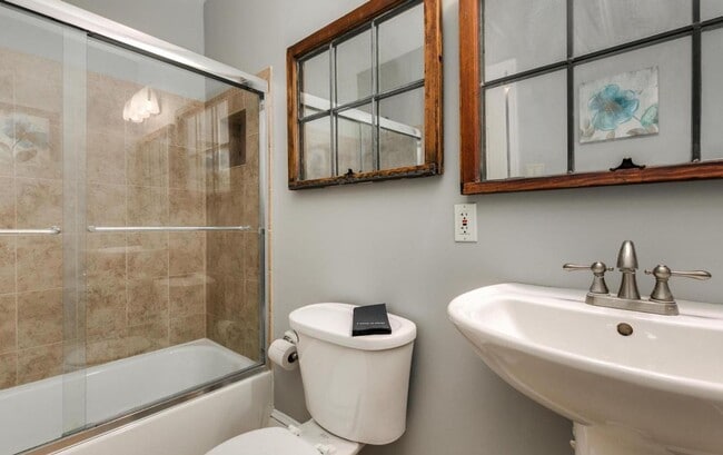 Building Photo - Spacious and sunlit  1BR/1BA condo located...