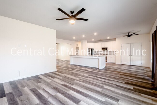 Building Photo - 4 Bedroom/2 Bath Home in the Southwest - $2595 Per Month!