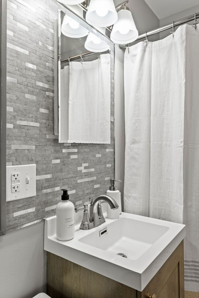 Building Photo - Super Mod Clintonville Oasis - Perfect for travelling profesionals