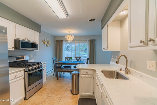 Building Photo - 4 Tompion Ln