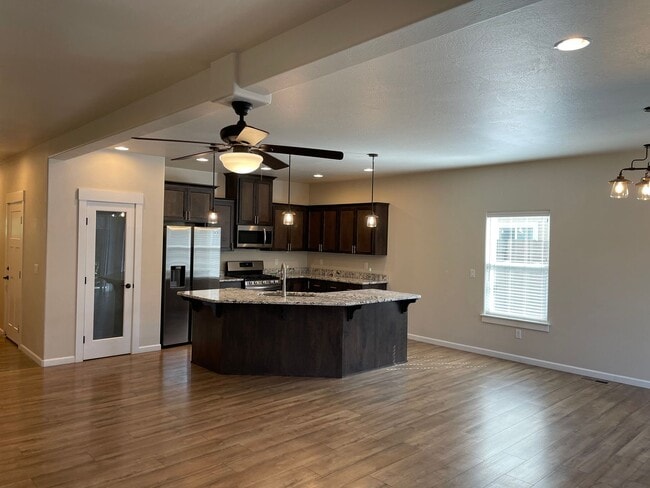 Building Photo - Gorgeous 4 Bedroom 2.5 Bath Home-A Must Se...