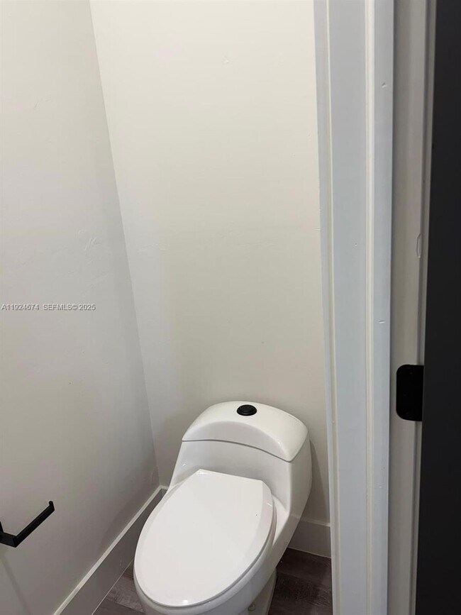 Building Photo - 710 Bedford Point Ave