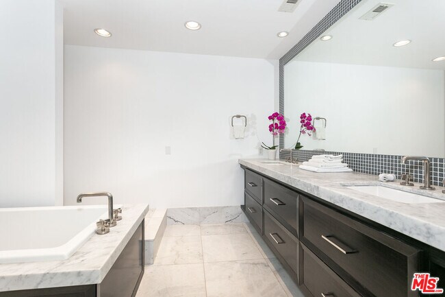 Primary Photo - 9033 Vista Grande St