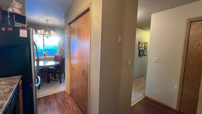 Building Photo - 2 Bedroom Jewel Lake Condo with Beautiful ...