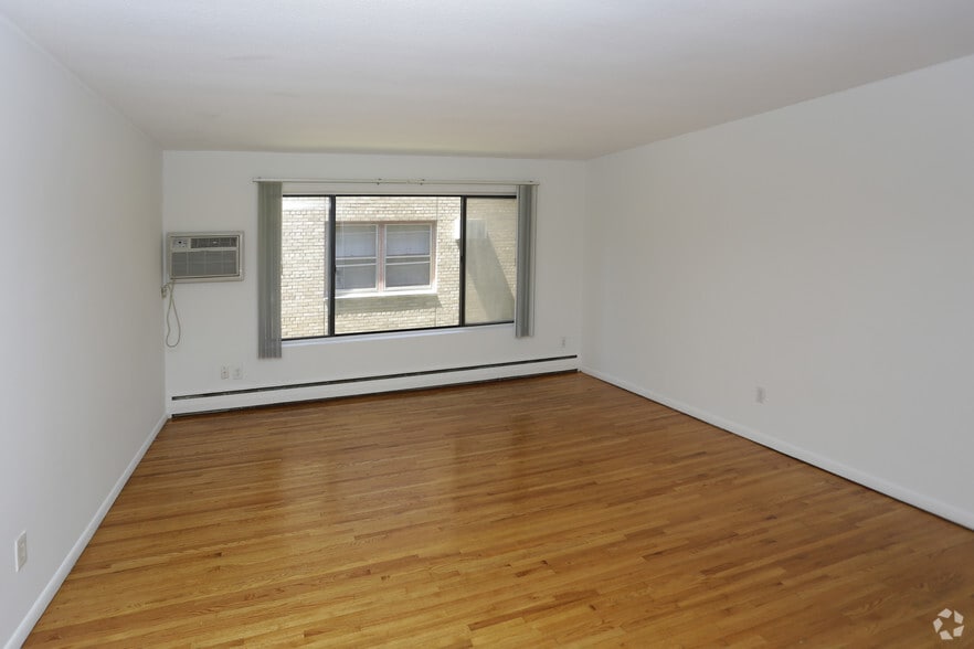 Living Area - Campus Apartments 700-727 University SE