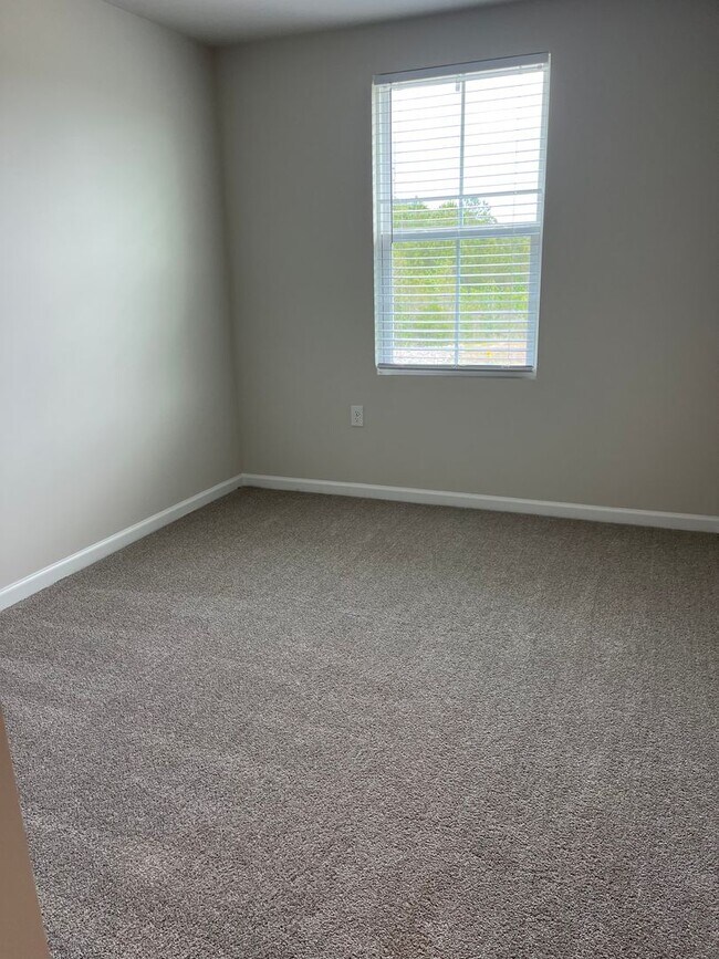Building Photo - Brand New Townhome