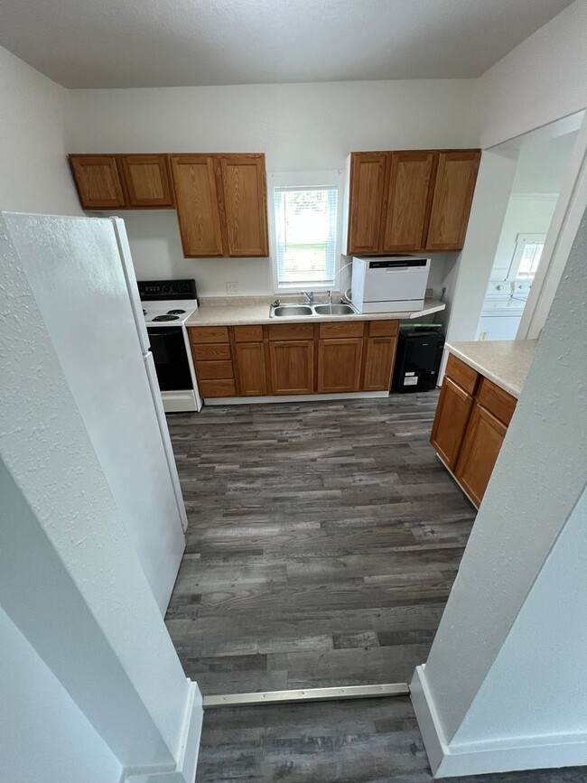 Building Photo - 2 bedroom house with fenced in back yard i...