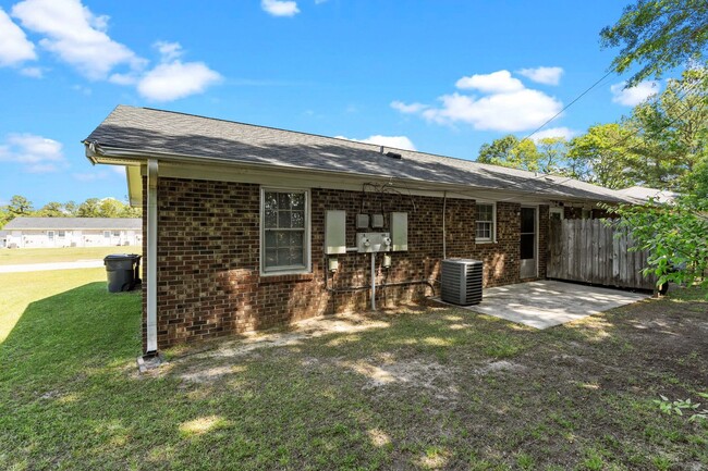 Building Photo - Charming 2 Bedroom Apartment
