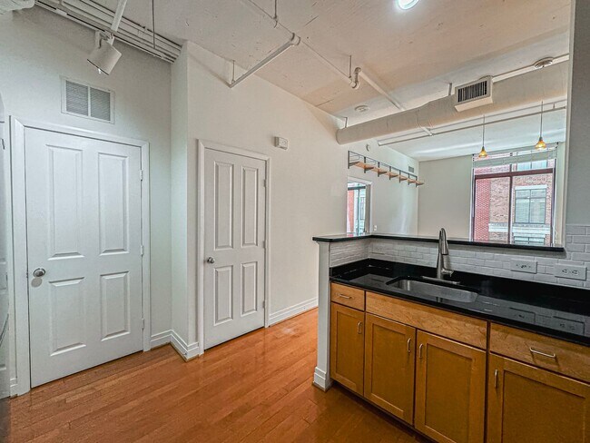 Building Photo - Luxurious 2 Bed 2 Bath Condo In Station Sq...