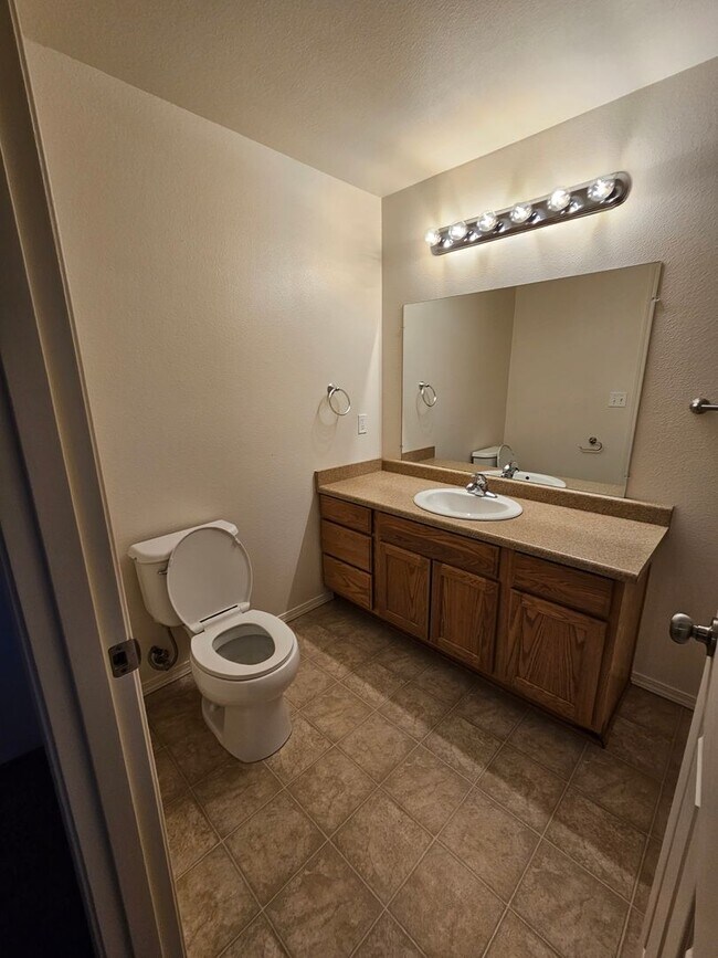 Building Photo - 3 Bedroom Home Located on Quiet Cul-De-Sac