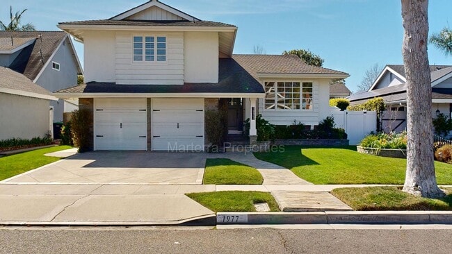 Building Photo - Large Spacious Home with a Pool!