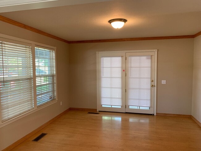Building Photo - 4 Bedroom House with Great Floor Plan Clos...