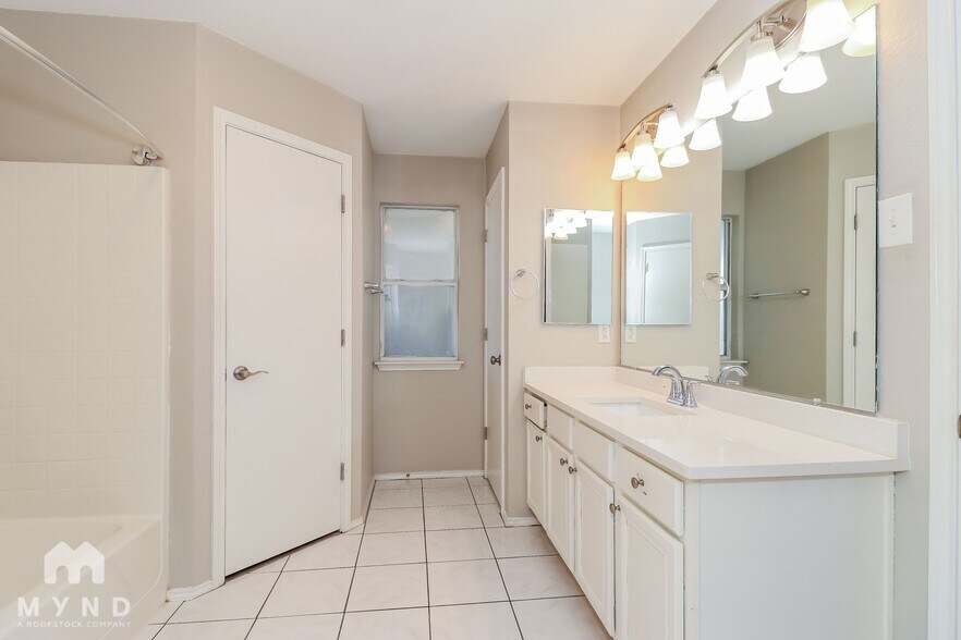 Building Photo - 4809 St Thomas Pl