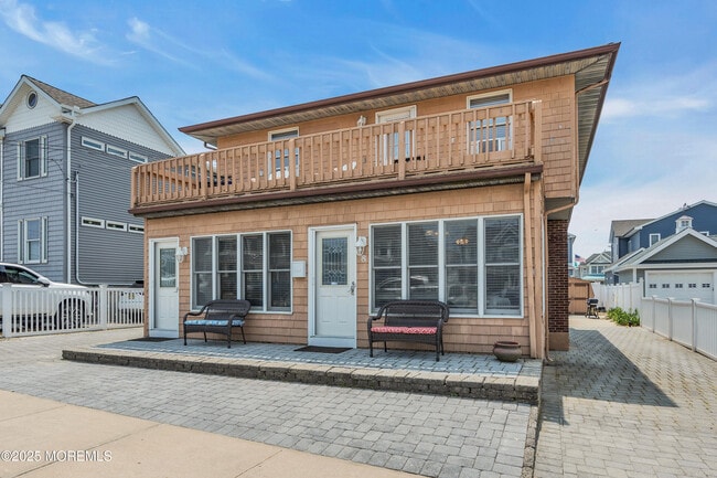 Building Photo - 8 President Ave