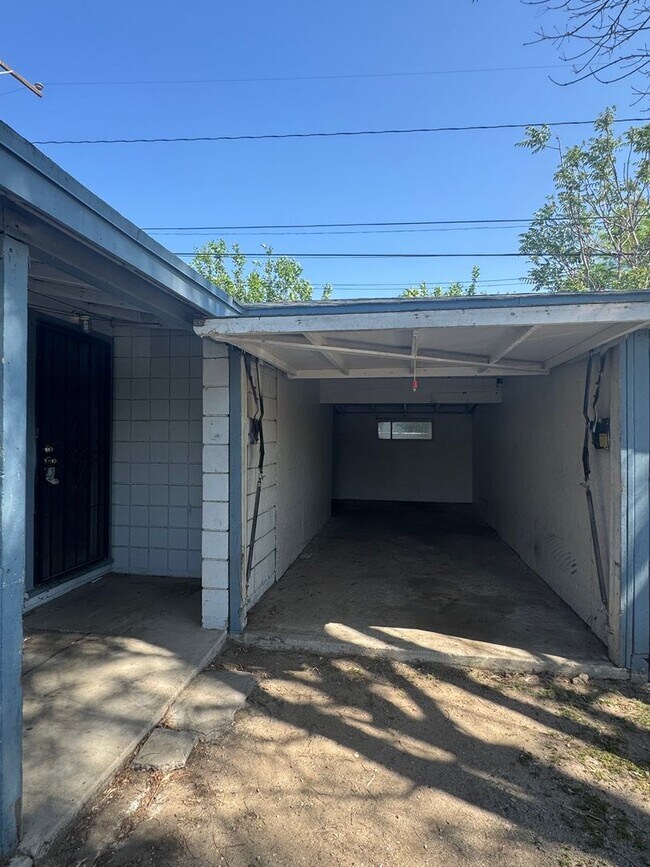 Building Photo - 4006 Mennes Ave