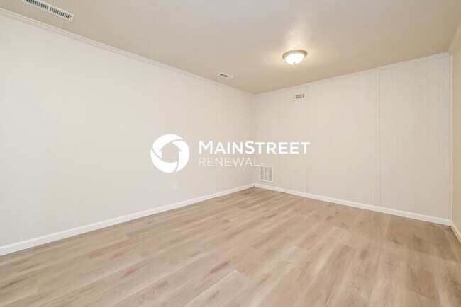 Building Photo - 4 Bedroom Pet-Friendly Home in Knoxville, TN with Main Street Renewal