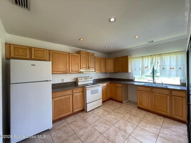 Building Photo - 997 Mariposa Dr NE