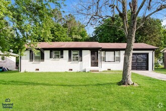 Building Photo - Beautifully Modernized 3 bedroom / 2 full ...