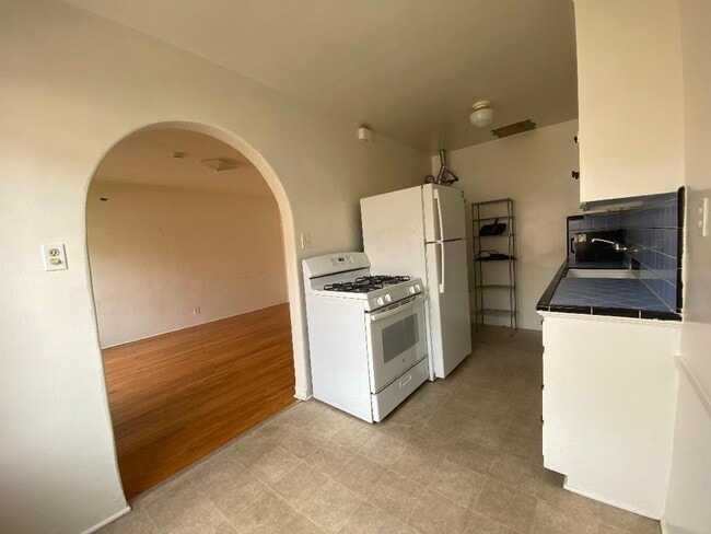 KITCHEN - ARCH - LIVING ROOM - 820 Pearl St