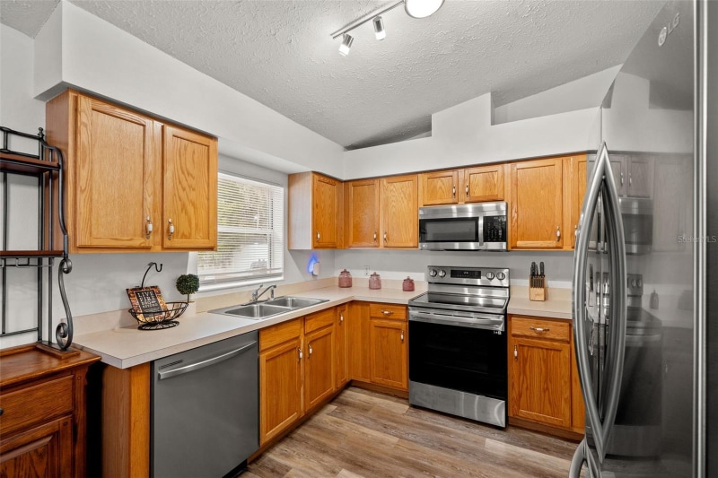 Building Photo - 6621 W Robin Ln