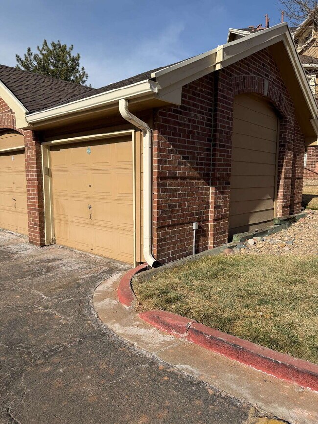 Building Photo - Don't Miss This 2 Bed/2 Bath Pinnacle at Highline Condo Available Now!