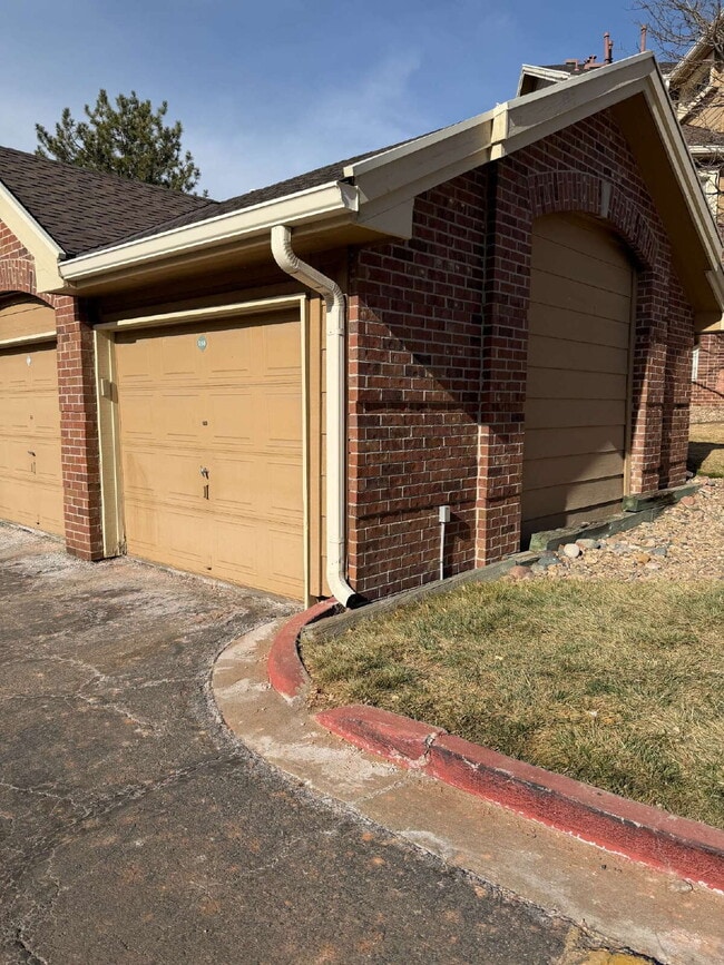 Building Photo - This 2 Bed/2 Bath Pinnacle at Highline Condo is Available Now!! Don't Miss out!!