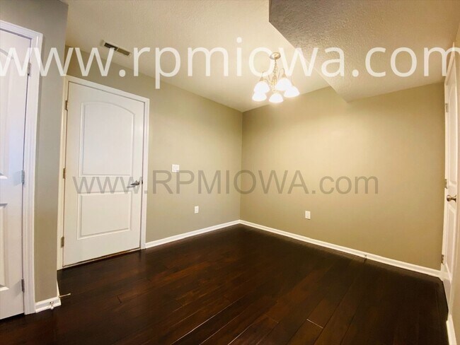 Building Photo - GREAT LOCATION!! 3 Bedroom, 2.5 Bath Townhome in West Des Moines