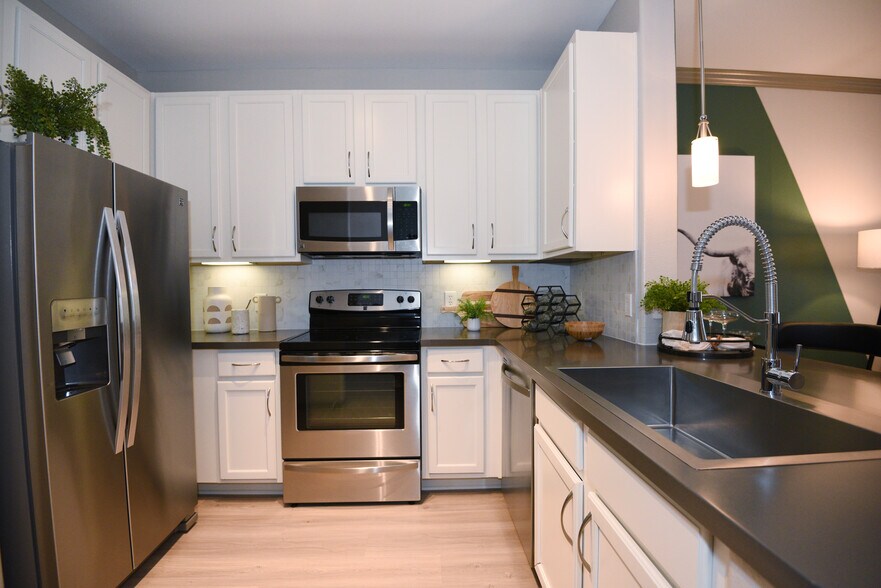 Building Photo - Deseo at Grand Mission