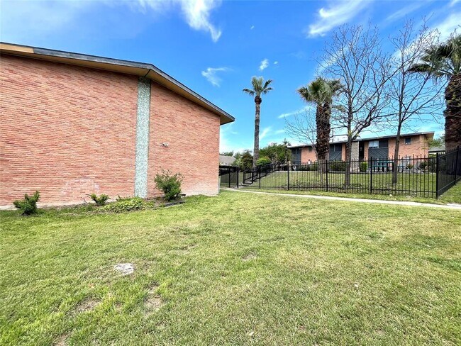 Building Photo - 3304 Red River St