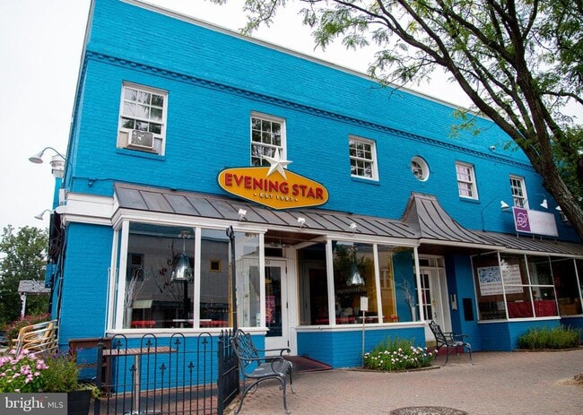 Building Photo - 432 E Luray Ave