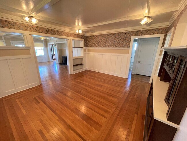 Building Photo - 1093 E Main St