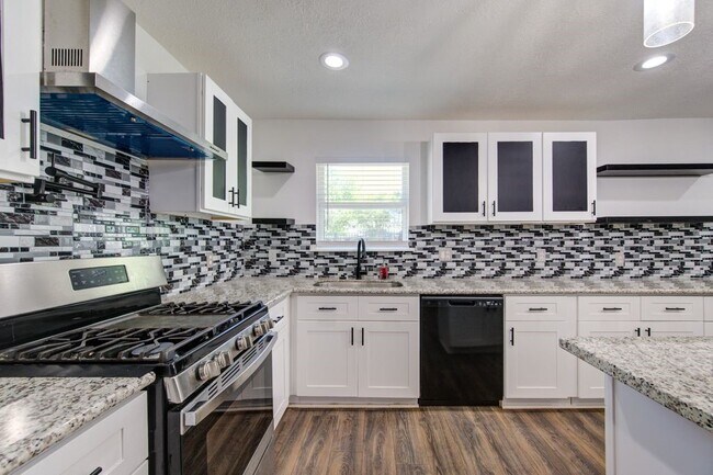 Building Photo - 5906 Hilary St