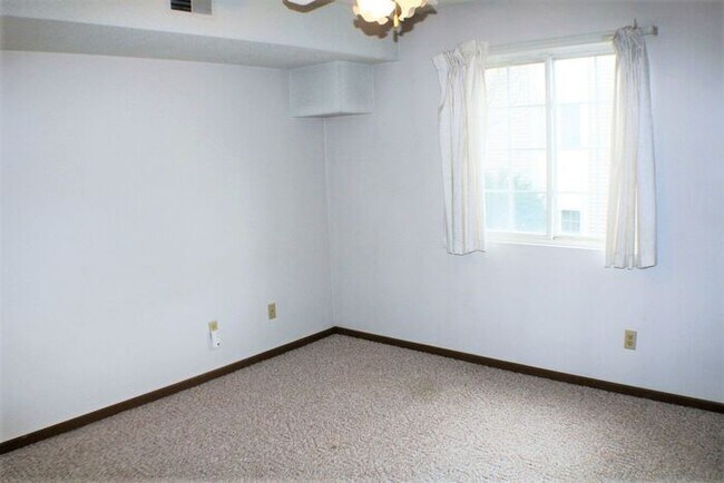 Building Photo - $1,095 | 2 Bedroom, 1 Bathroom 1st Floor C...
