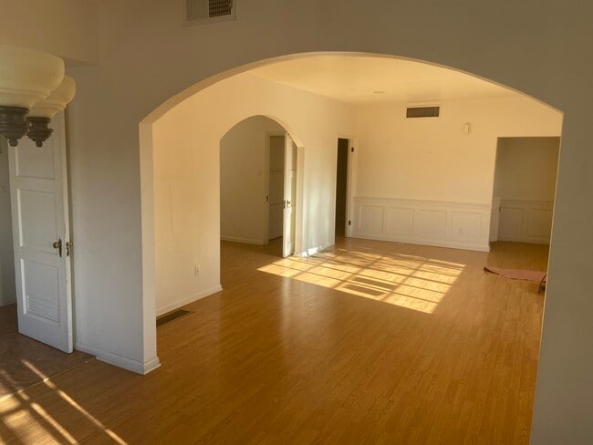 Building Photo - 428 N Treat Ave
