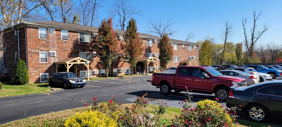 Primary Photo - 10302 Eastview Ave